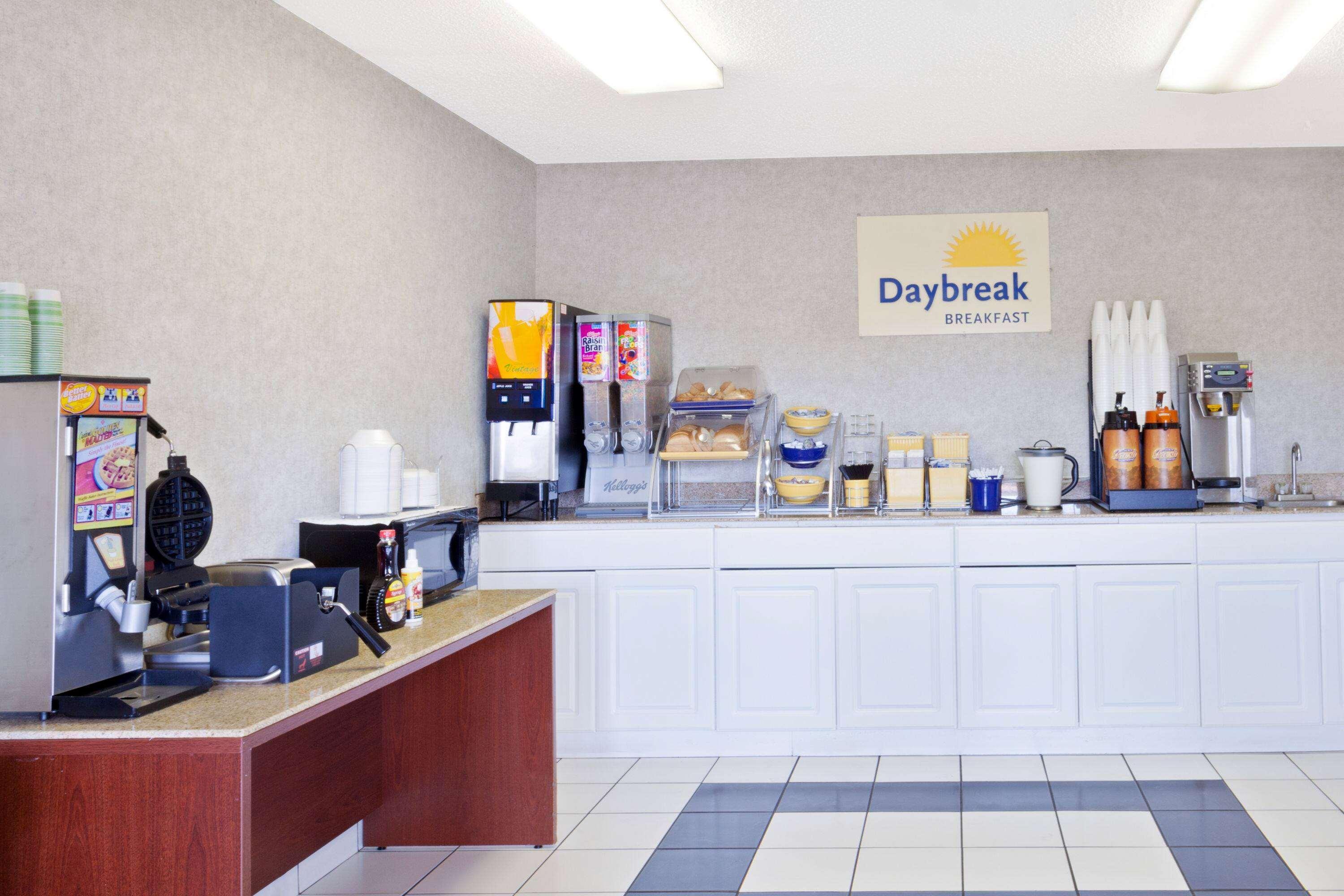 Days Inn By Wyndham Downtown-Nashville West Trinity Lane Eksteriør billede