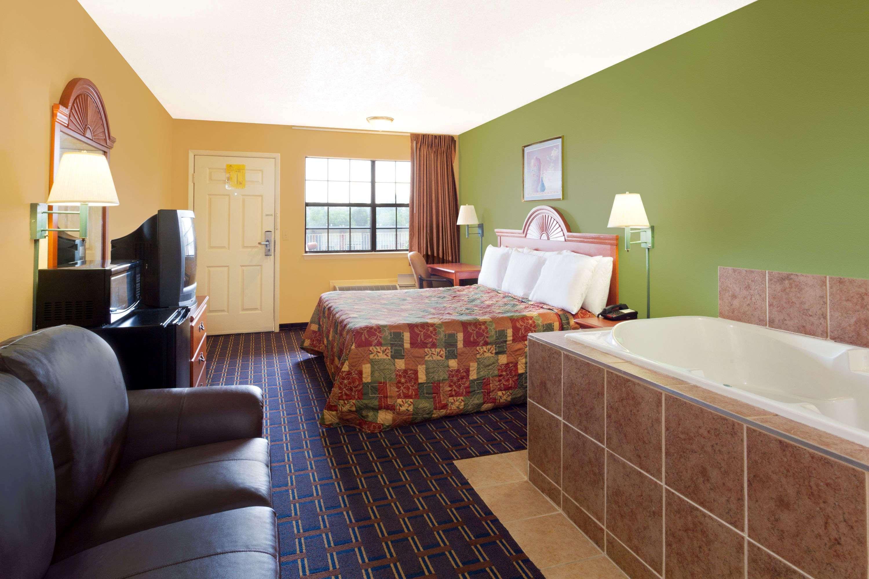 Days Inn By Wyndham Downtown-Nashville West Trinity Lane Eksteriør billede