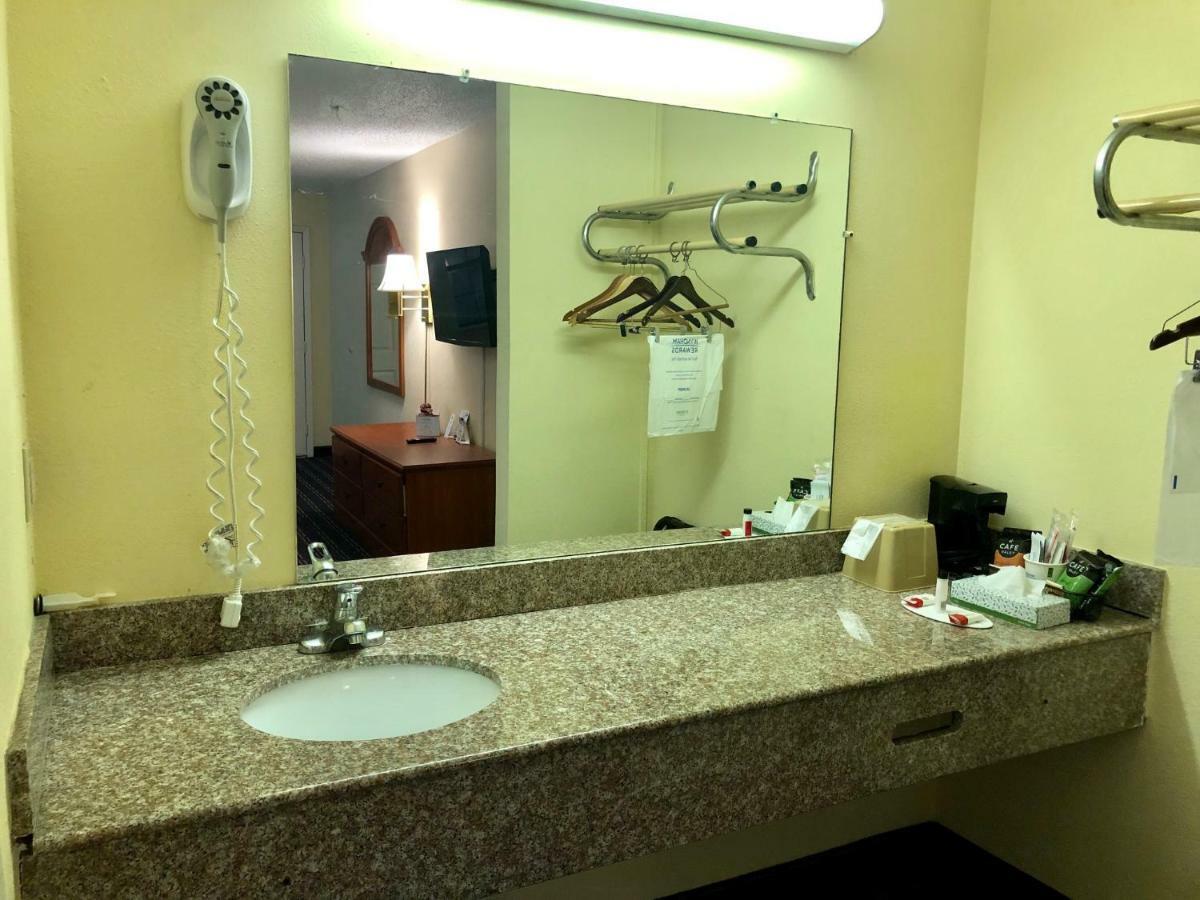 Days Inn By Wyndham Downtown-Nashville West Trinity Lane Eksteriør billede
